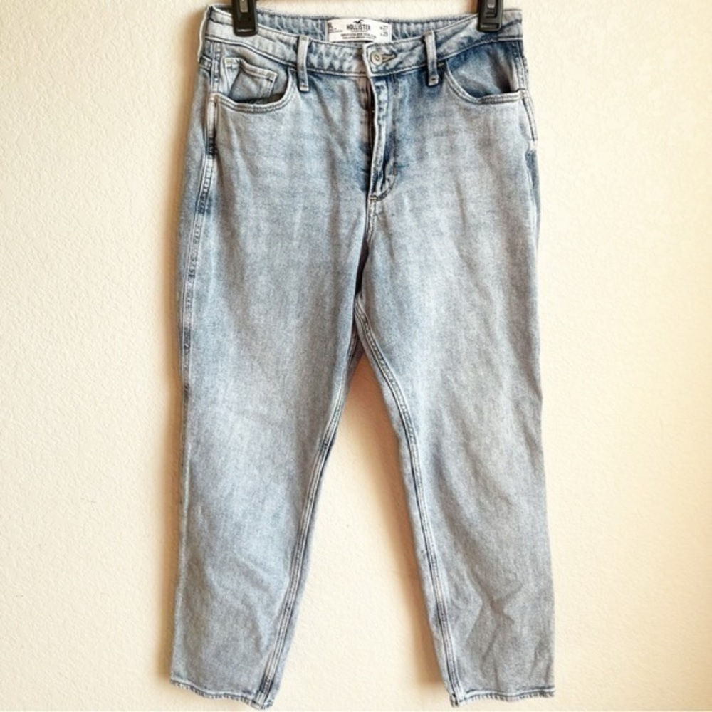 Hollister light wash denim jeans. Curvy High-Rise Mom jeans size 27